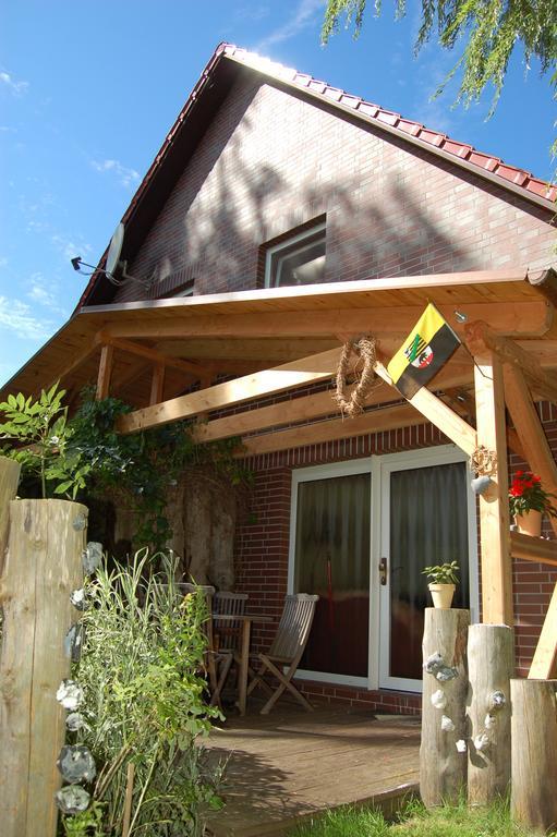 Ferienhaus Im Urigen Garten Bzw Eulenhaus Zingst Chambre photo